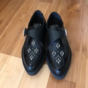 T.U.K black western buckle point creeper